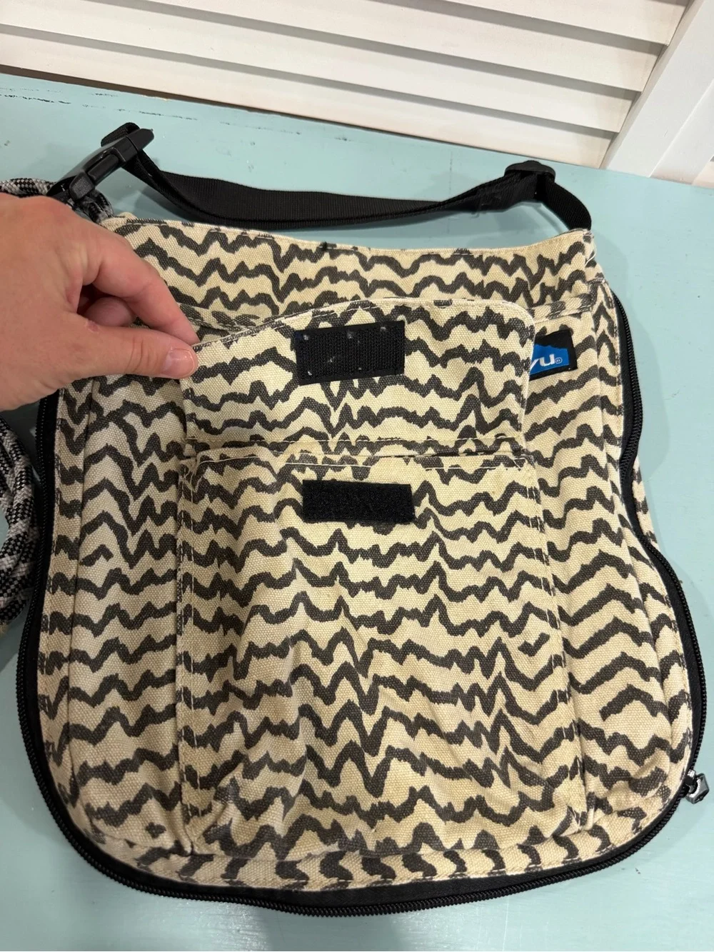 Kavu Cream and Black Wave-Pattern Crossbody Bag